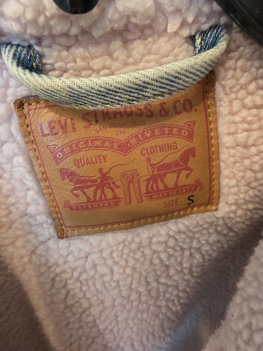 Women's Levi's Premium Trucker with Raspberry Sherpa Lining - Picture 6 of 6